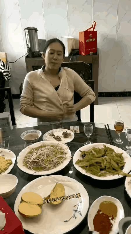 女子和朋友们一起吃饭喝酒。酒过三巡，女子突然解开上衣扣子，扒开衣服一看，让在场的