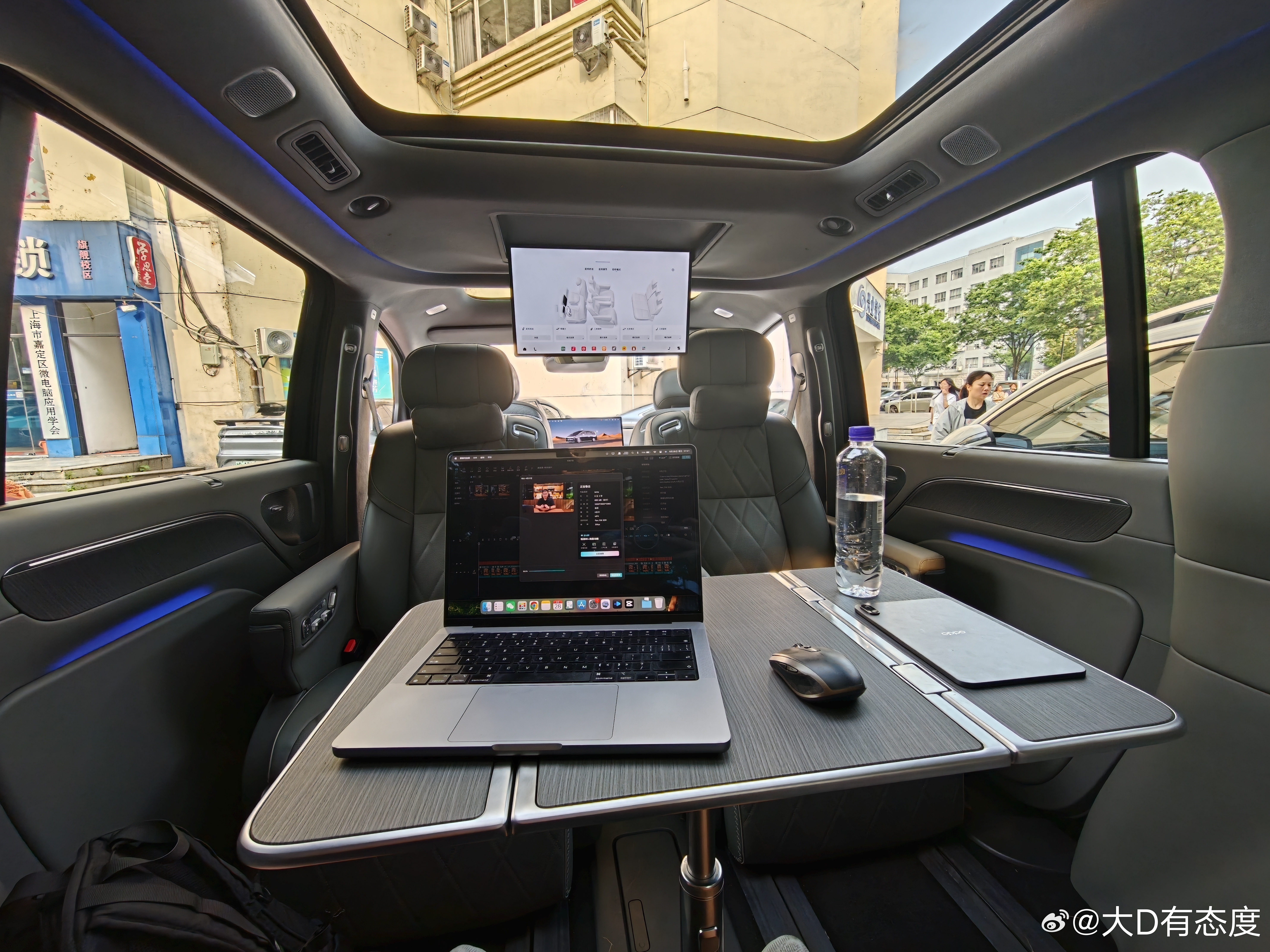 MPV 最大优势是车内空间，这两天需要陪考六场，零跑 D99 帮了大忙，附近找个