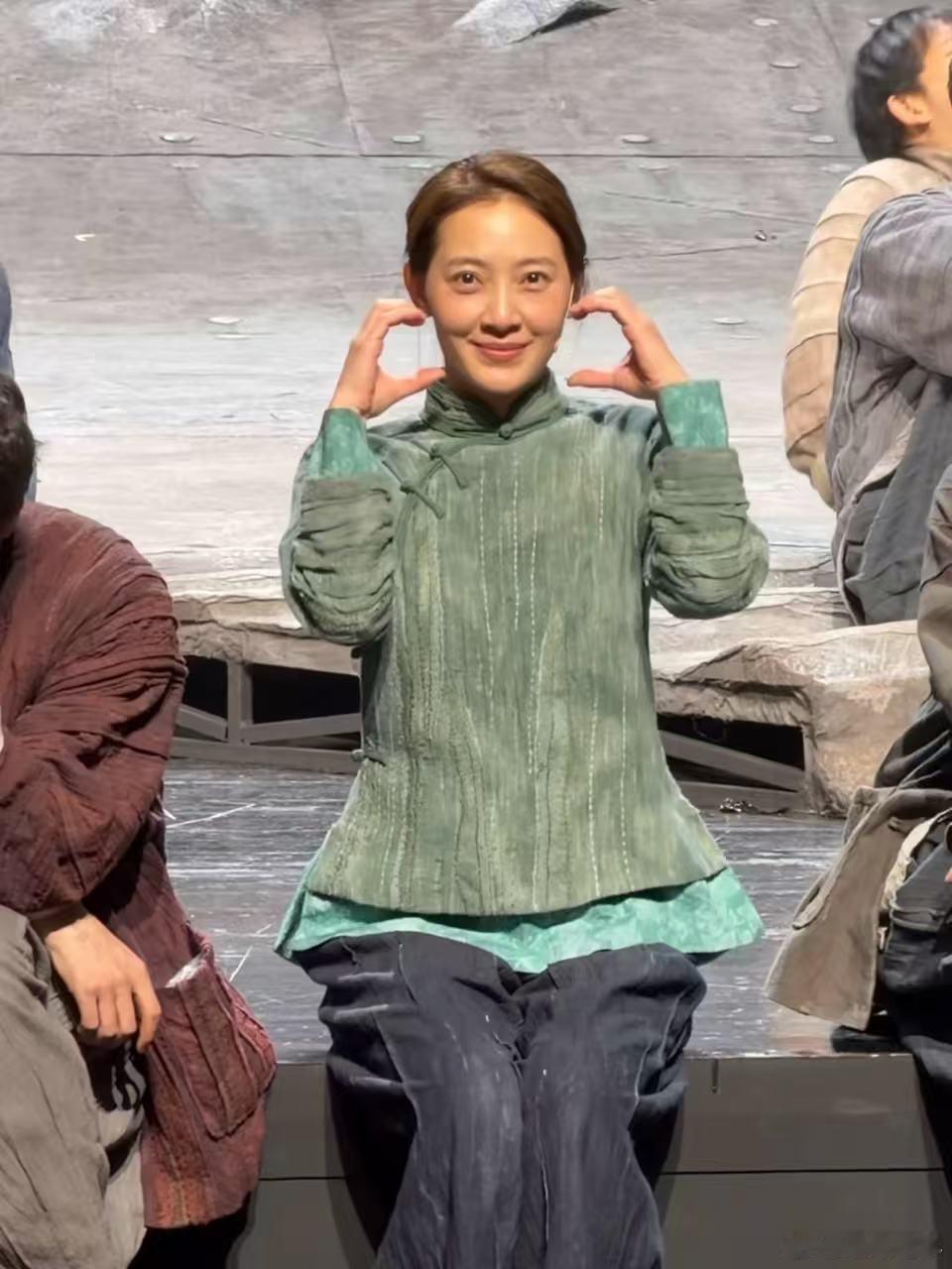 聂远妻子秦子越晒与靳东合照 被秦子越圈粉了，不依附于丈夫的名气，自己在话剧舞台上