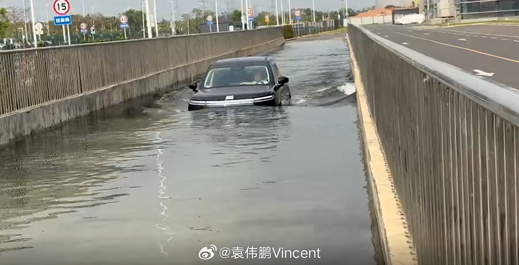 家人们，广州汽车全损的方法来了！！！就是别买小鹏Gx，这货泡到前机盖都泡不进水，