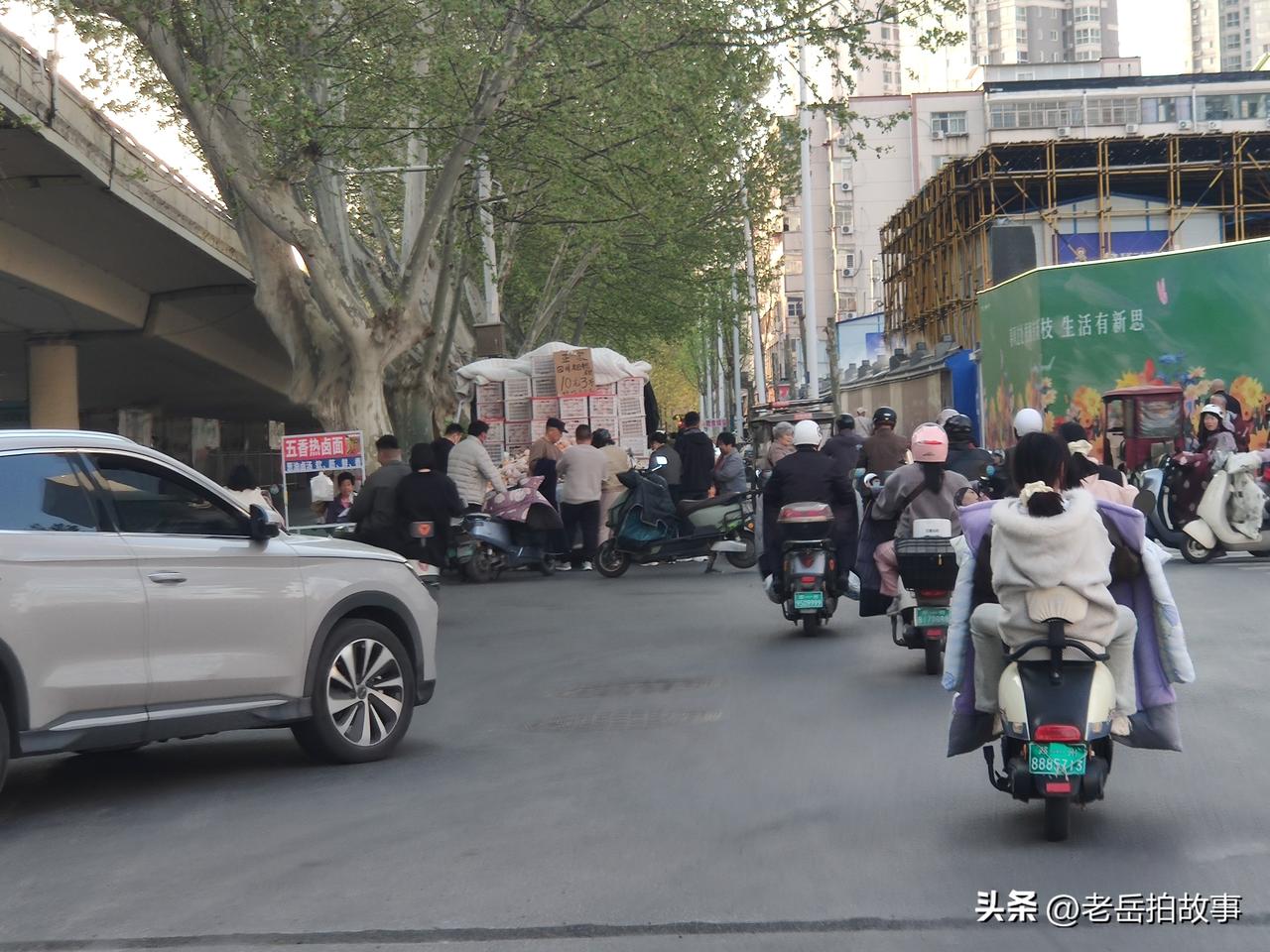 有些小贩儿咋说呢？说他没素质吧！他说生意不如意！以前管的严，不让在路边摆摊，他是