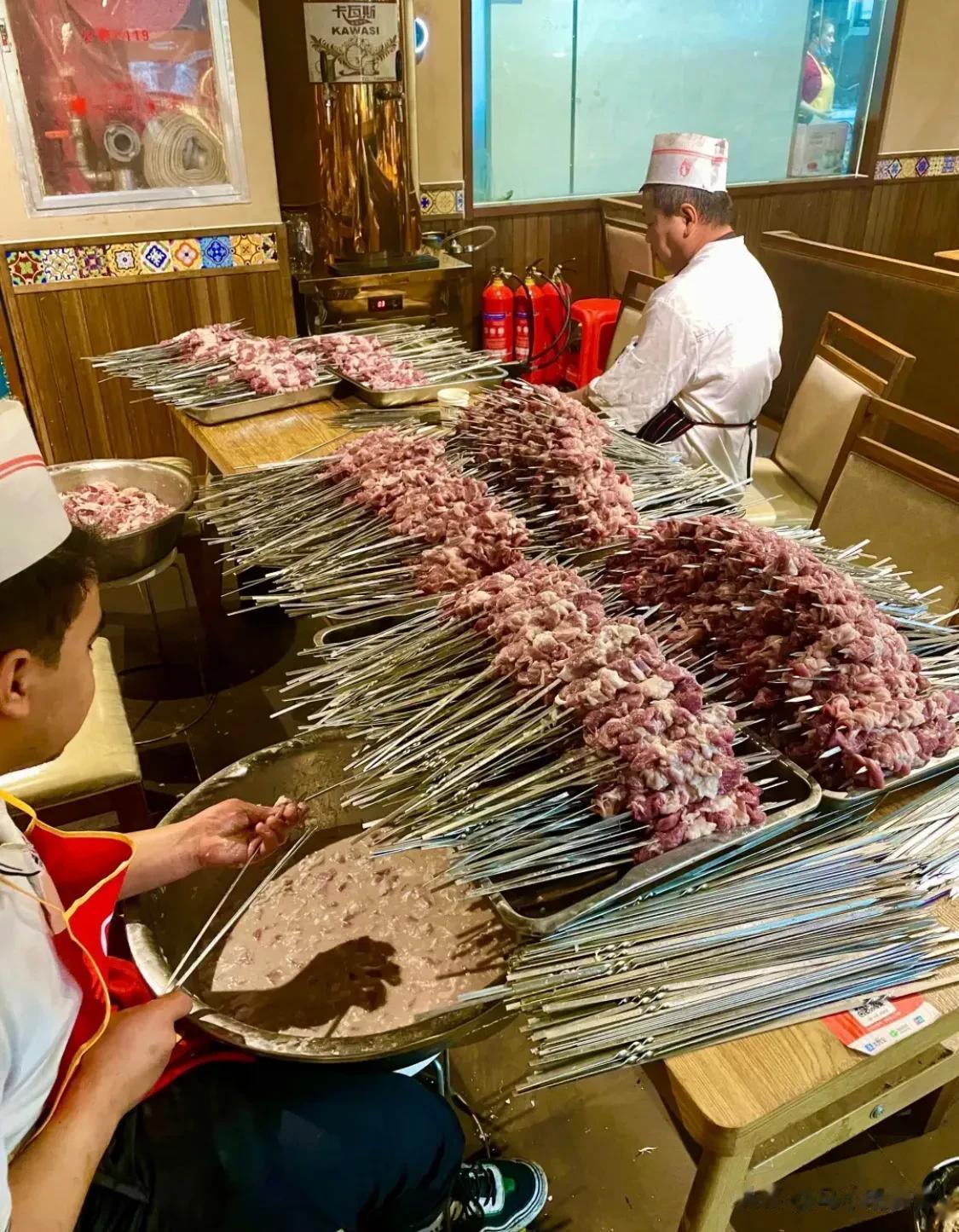 #乌鲁木齐头条# 这一盘子肉量有些可怕，这种拌面馆子根本不需要请所谓网红宣传，正