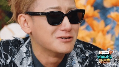 王鹤棣黄子韬戴着墨镜哭黄子韬爆哭 宇闪收官太好哭了！黄子韬爆哭，王鹤棣戴着墨镜默