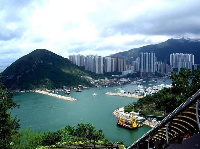 【太平山顶】太平山顶是香港标志性旅游热点，可饱览维港两岸的美丽景色。日落后，举世
