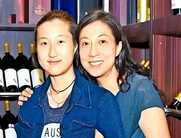 瞒了整整25年，72岁的成龙竟然就这么被“洗白”了？
谁能想到，当年闹得满城风雨