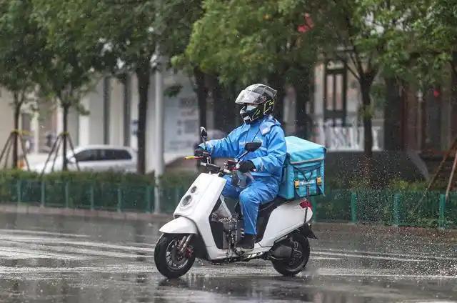 职业无贵贱，用心即出路
 在不少人的固有认知里，送外卖是份“没出息”的活儿——门