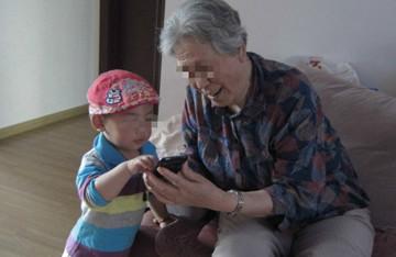 心怎么这么大！1月14日，广东，一老人下楼梯时，怀里抱着一位小孩，但她只顾盯着手