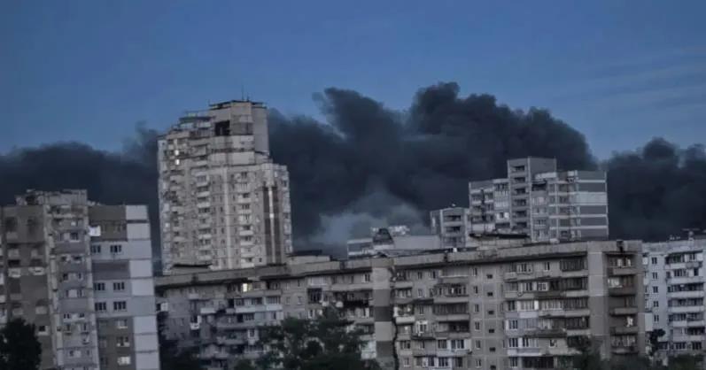 乌克兰方面声称，昨天俄军首次在空袭中使用了超过1000架无人机，型号包括“天竺葵