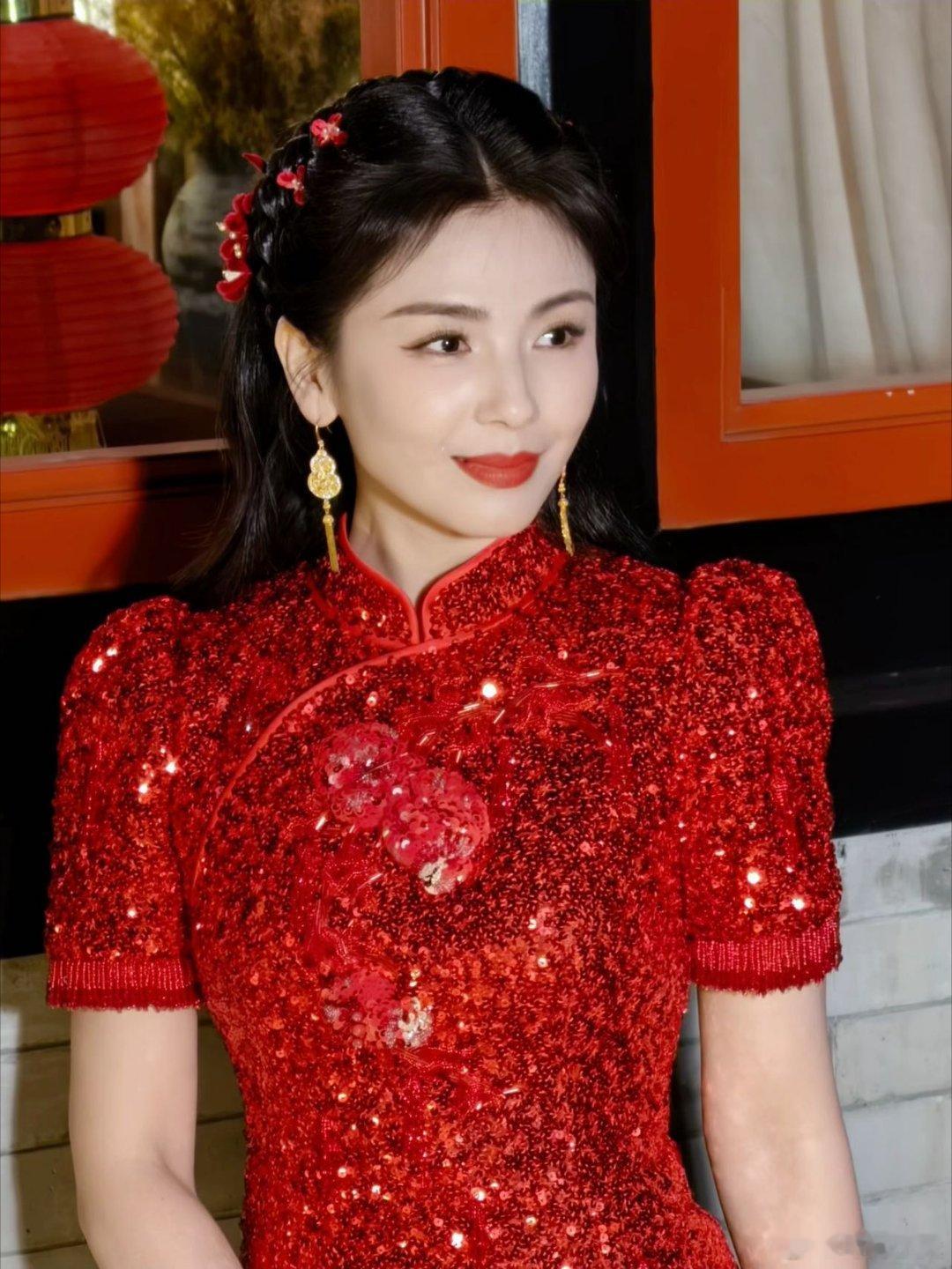 2026央视马年春晚上，刘涛身着M ESSENTIAL特别定制的石榴钉珠刺绣装饰