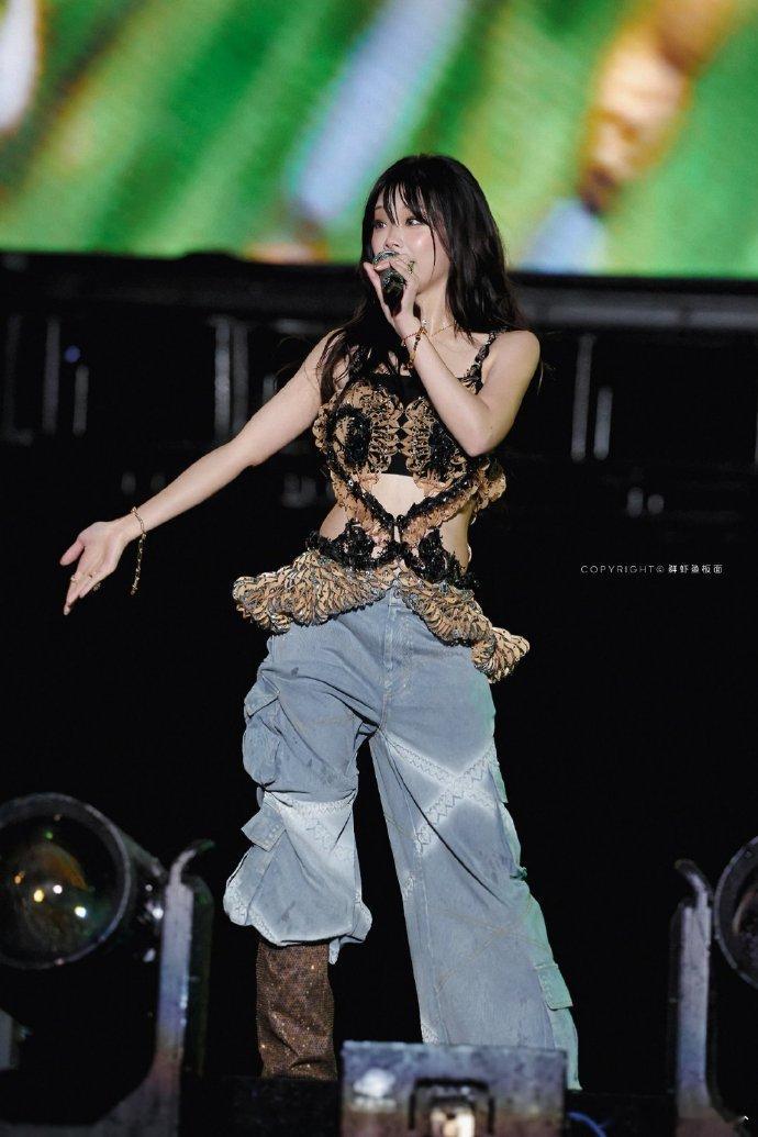 田曦薇给万妮达歌手打call万妮达说田曦薇很会押韵田曦薇也太会捧场了！专门写押韵
