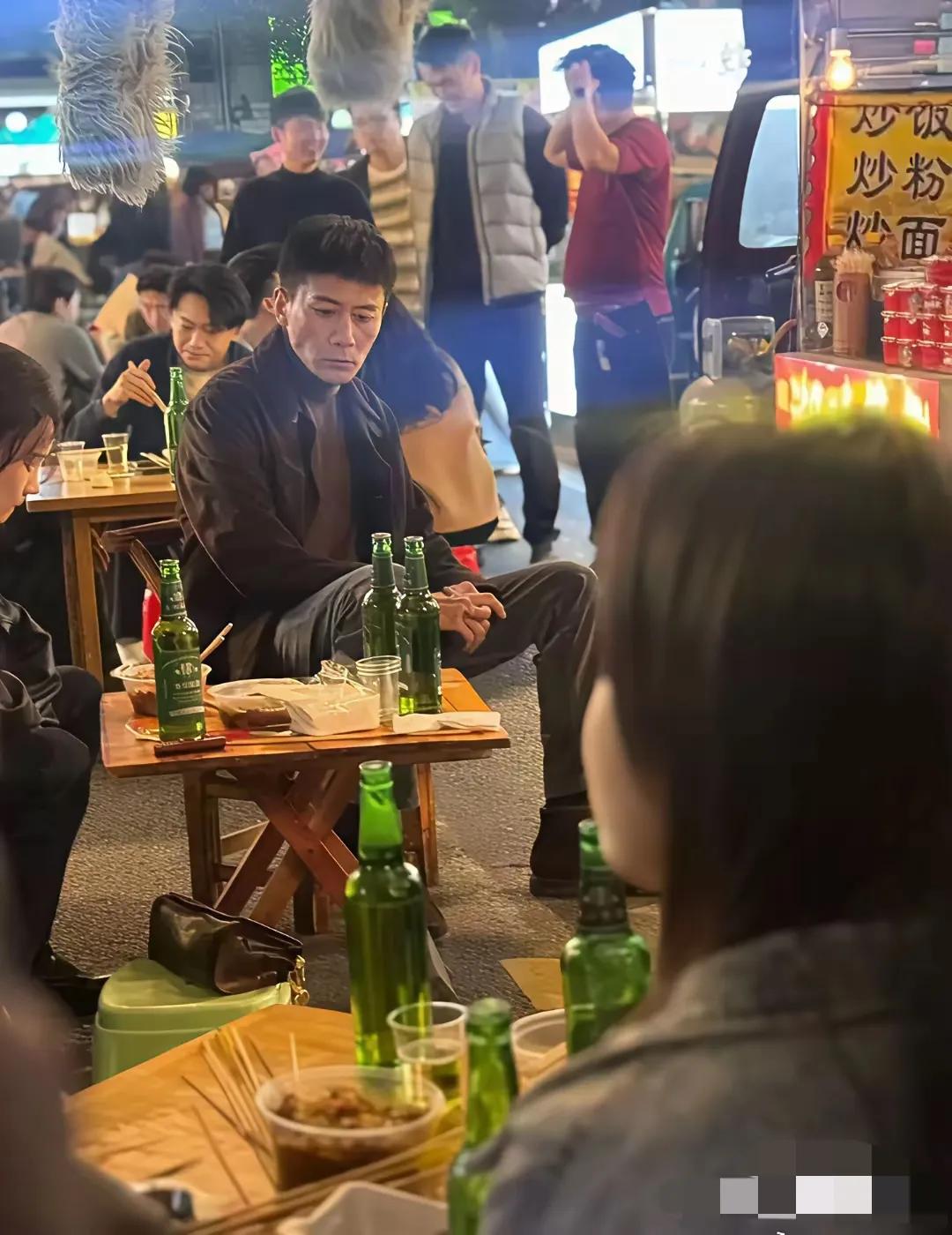 我滴个天呐！万万没想到啊！这么有名的男神也会吃小地摊！