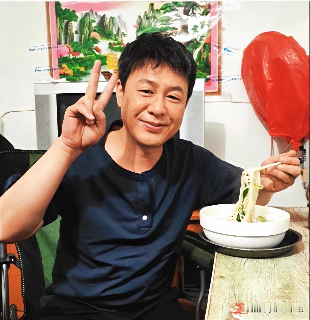 张颂文爆火仍陪妻子逛菜场：走红见人品，繁华最磨人心
看多了娱乐圈不少人一朝走红，