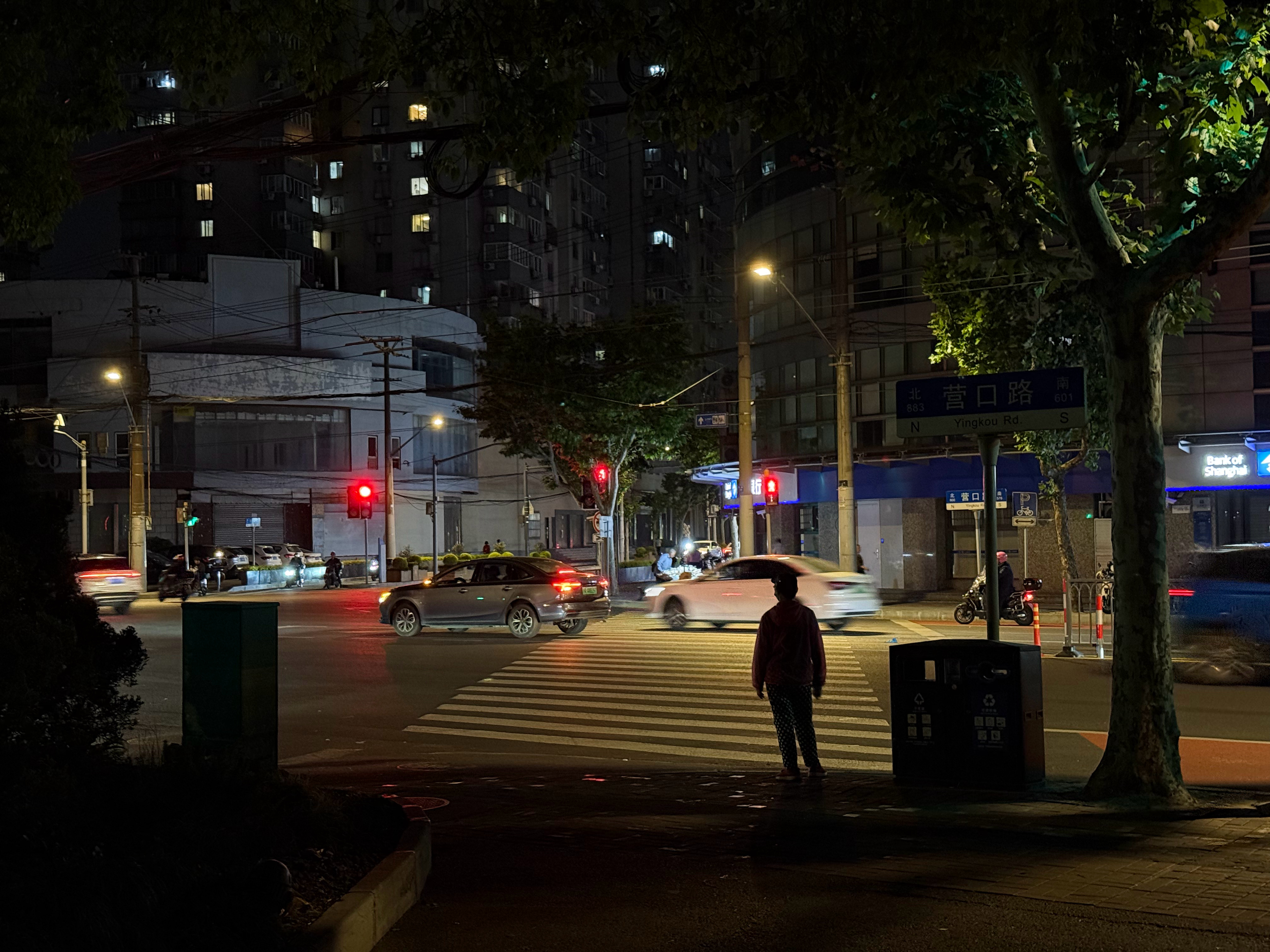 出来夜跑，马路上现在闯红灯的人的确少了，车让人在上海也己经成为一种习惯 城市影像