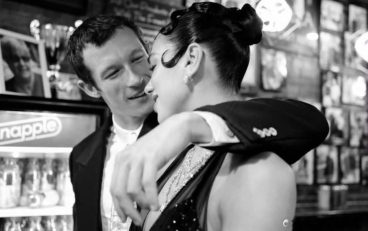 卡哥谈与啪姐初见从伦敦的匆匆一面到洛杉矶的书页共鸣，多次擦肩的宿命感为这段感情铺