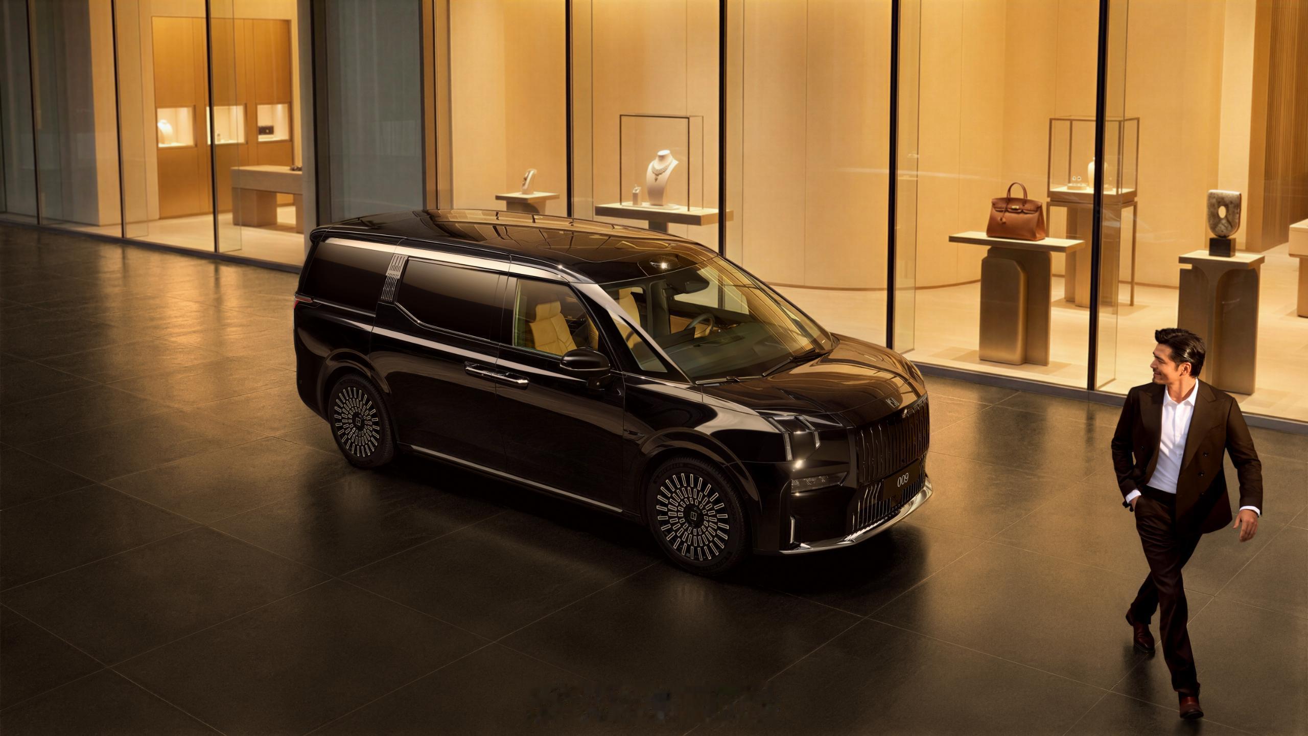 焕新极氪009再次自我进化，全栈900V高压架构配合百万级智能底盘，让曾经的“商