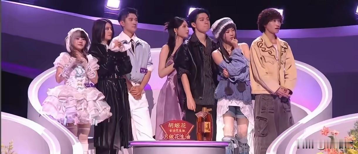 那英直播硬刚节目组！质疑票数被当场关麦，网友：内娱需要这股狠劲
 
内娱综艺终于