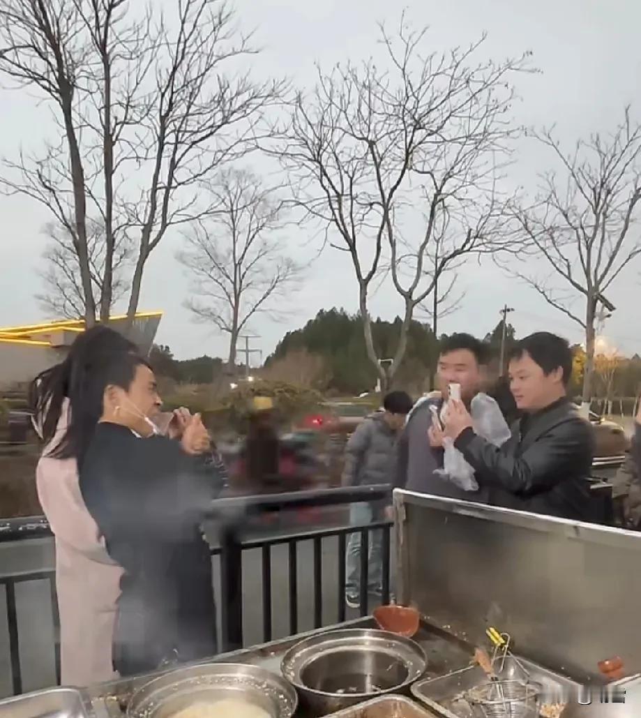 鸡排哥在制作鸡排的过程中，

会与顾客一同合影。

从视频中可以看到，

他独自