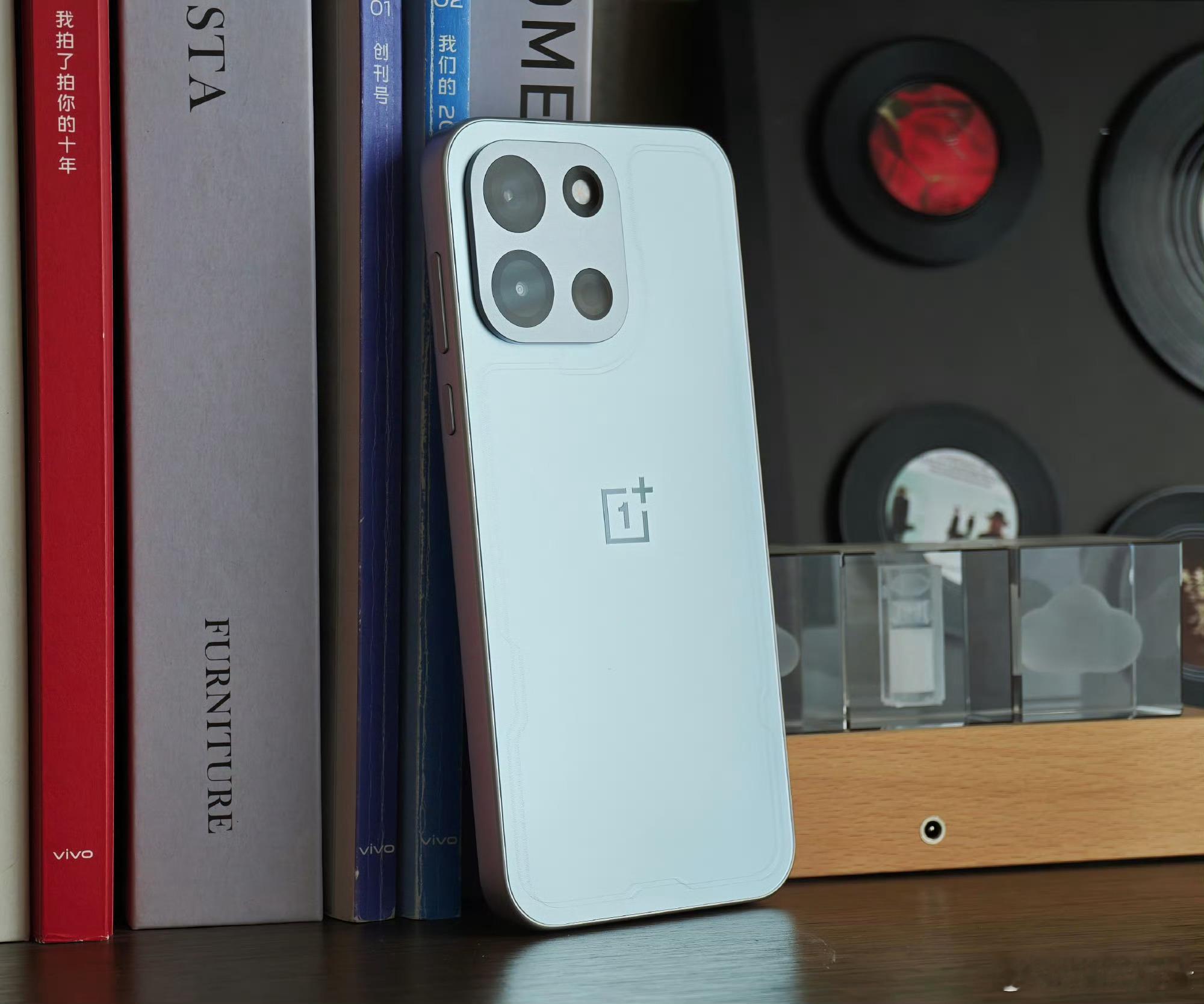 一加Turbo6/Turbo6v外观图来了，中端机靠果味和大R角确实能提升很多质