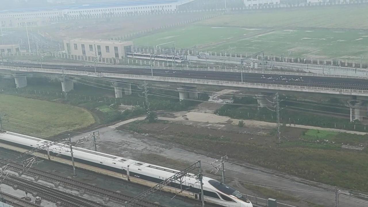 三车同框雨中谁更出彩？🌪️风雨中三车同框，高铁地铁御水而行，风声雨声电机轰鸣声