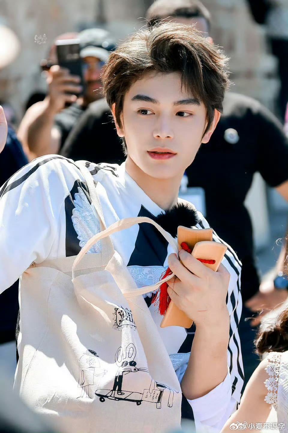 丁禹兮在海外介绍中国美食诚意满满丁禹兮不仅是一位演员，也是文化的传播者。他在《中