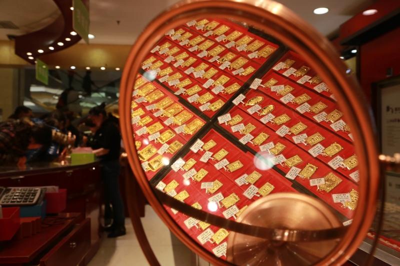 我可不太同意“钱是万能的”这种说法。钱确实能解决很多问题，像想买奢侈品，有足够的