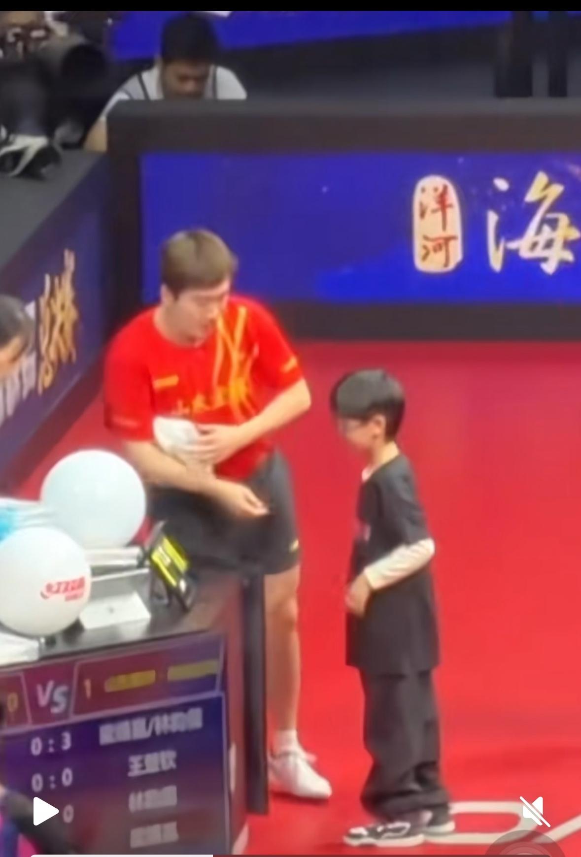 梁靖崑也太幸福啦——比赛期间老婆孩子都陪伴着
梁靖崑打南京乒超总决赛，
正好赶上