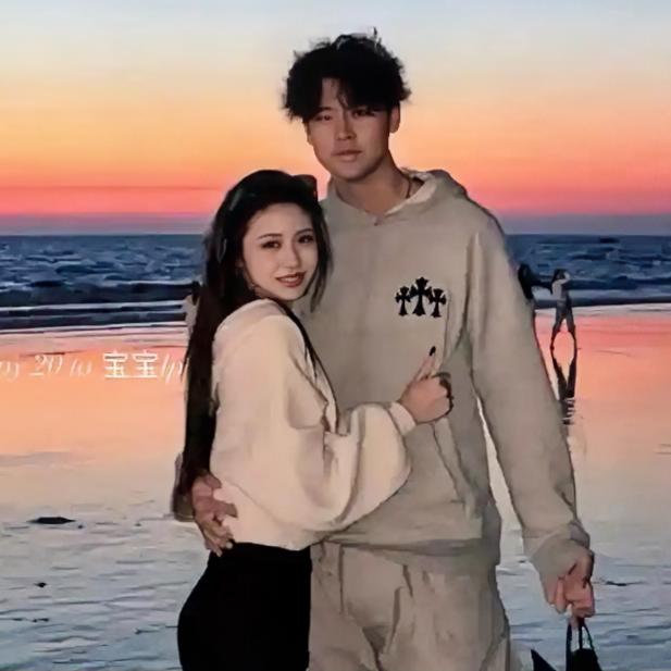 11月25日，汪峰大女儿小苹果20岁生日当天，在社交平台晒出与帅气男生的海边合影