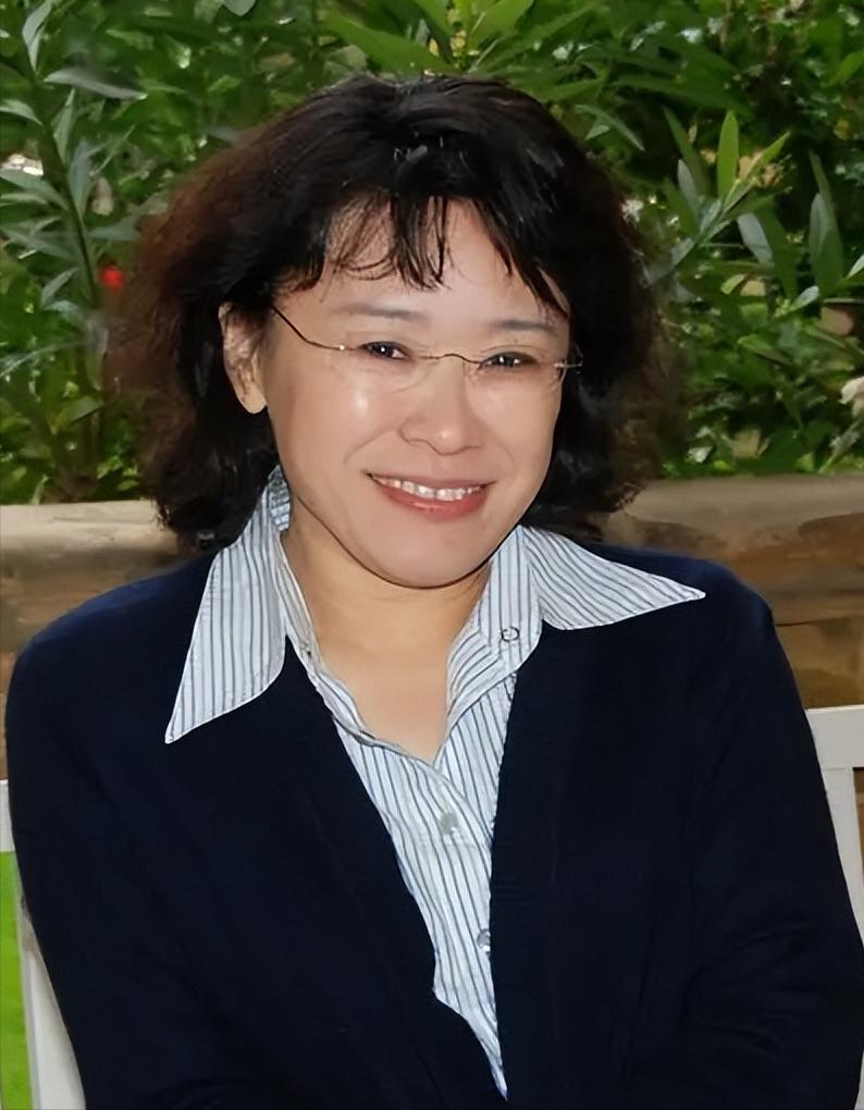 作家，张海迪，签名售书，一个残疾人过来，说，我可以握握你的手吗，张海迪微笑着，伸