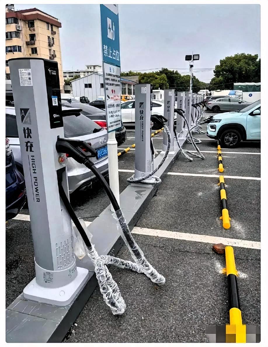 这下好了
不仅油车车主没想到，电动车车主也没有想到！

以前在小区装个充电桩，物