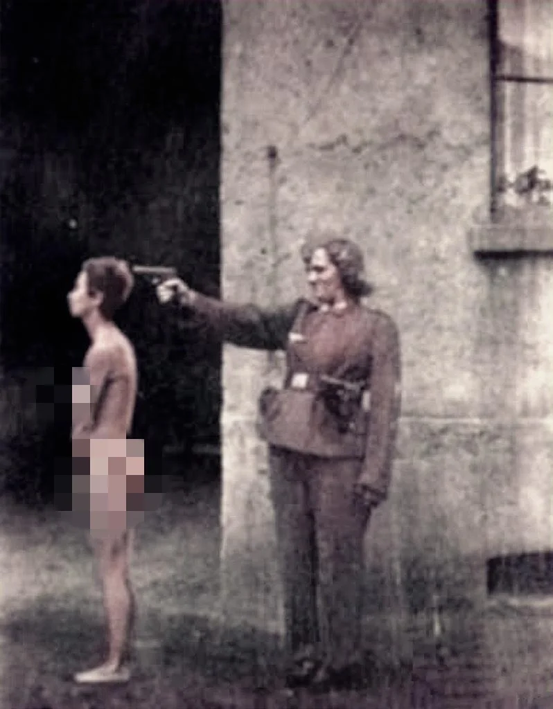 1943年，奥斯维辛集中营，一名女囚犯即将被看守杀害的照片，画面中的囚...