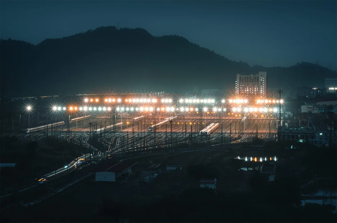 夜色沉山，灯阵如昼