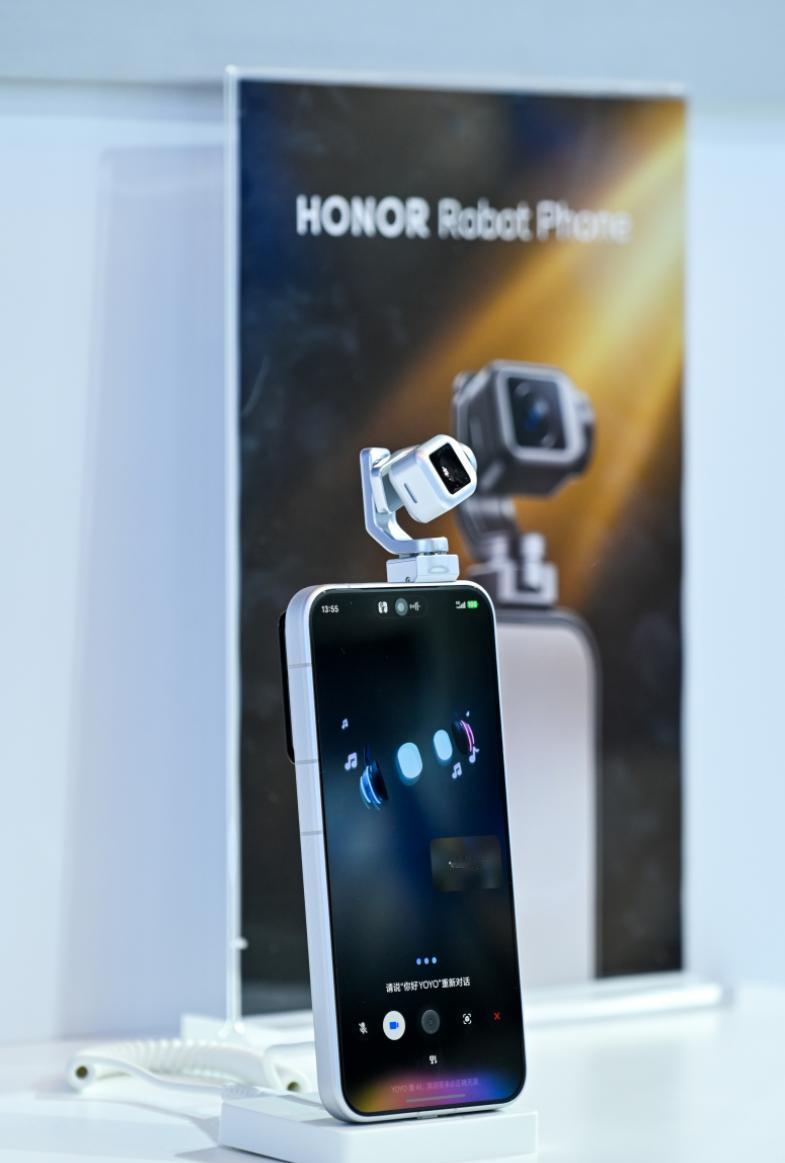 最近两天荣耀Robot Phone确实火出圈，这个机子确实打破我们的认知，原本我