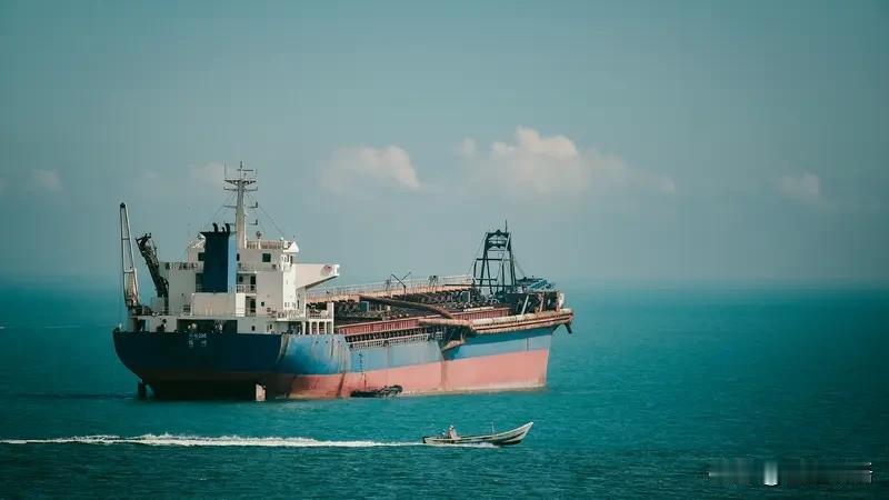 胡塞武装袭击沙特油轮，是地缘博弈里强硬的施压手段。红海航道风险再度升级，冲击石油