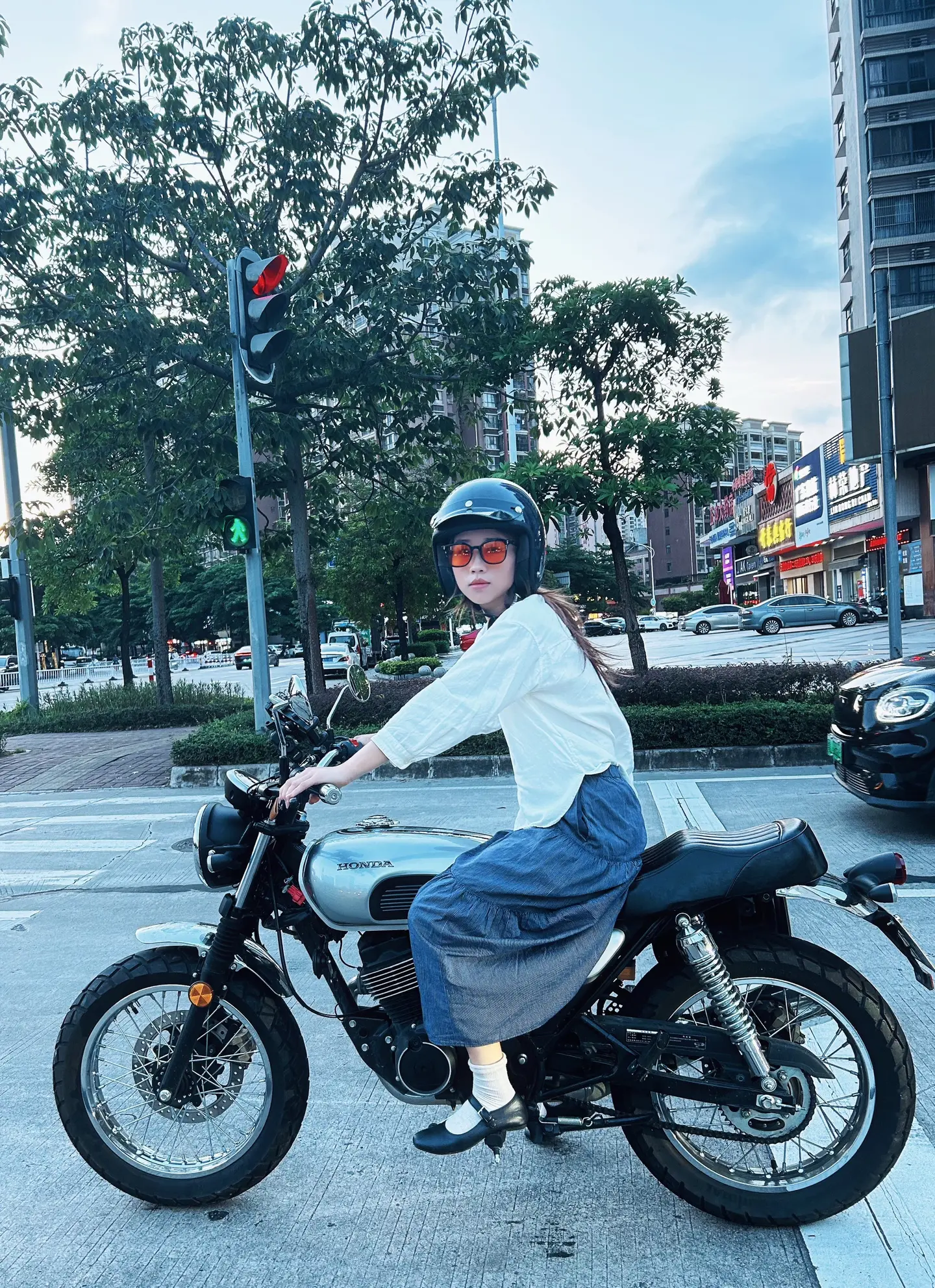 别定义女生，长裙也能驾驭复古摩托🏍️。一半温婉长裙，一半机械复古 女...