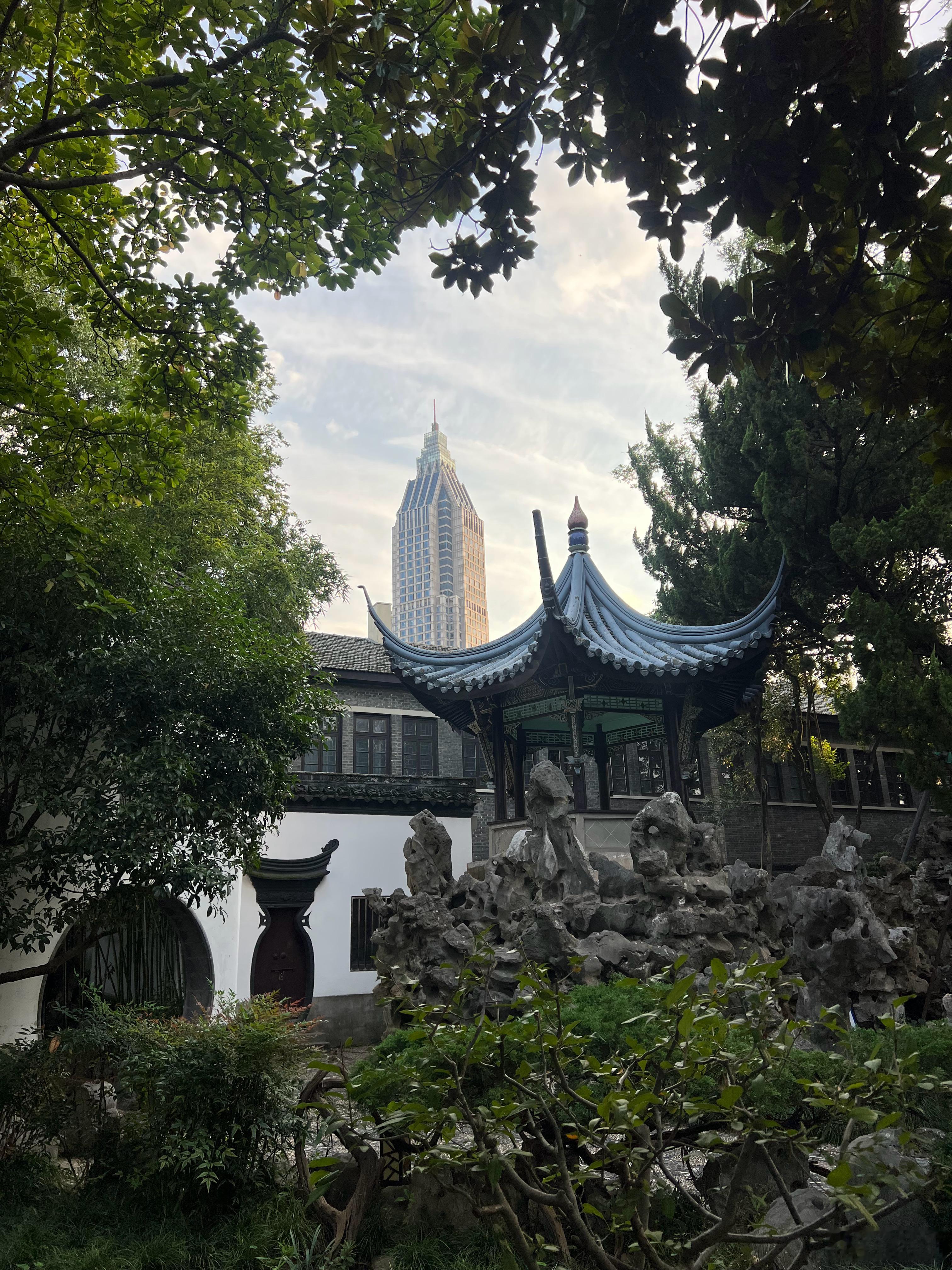 国庆第六天今日在家休息，透过窗户望向三江口方向。这是我喜欢的角度，一杯老白茶，慢