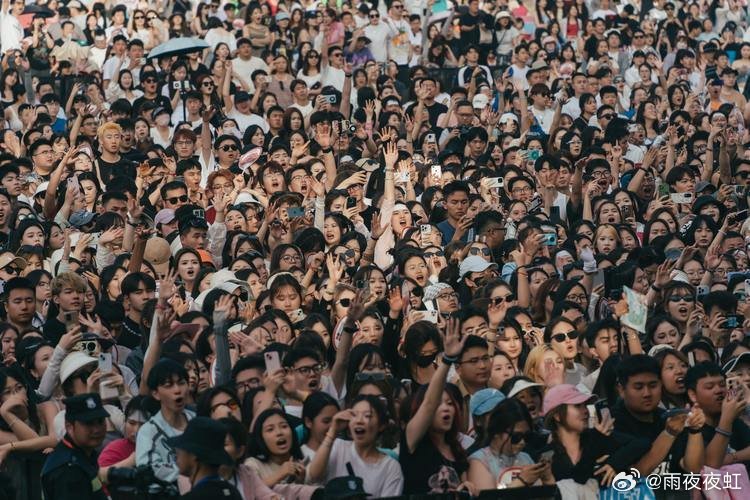 已经准备好要带老爸去看郑钧了！我们全家都是郑钧铁杆粉丝，这次在家门口开音乐节不去