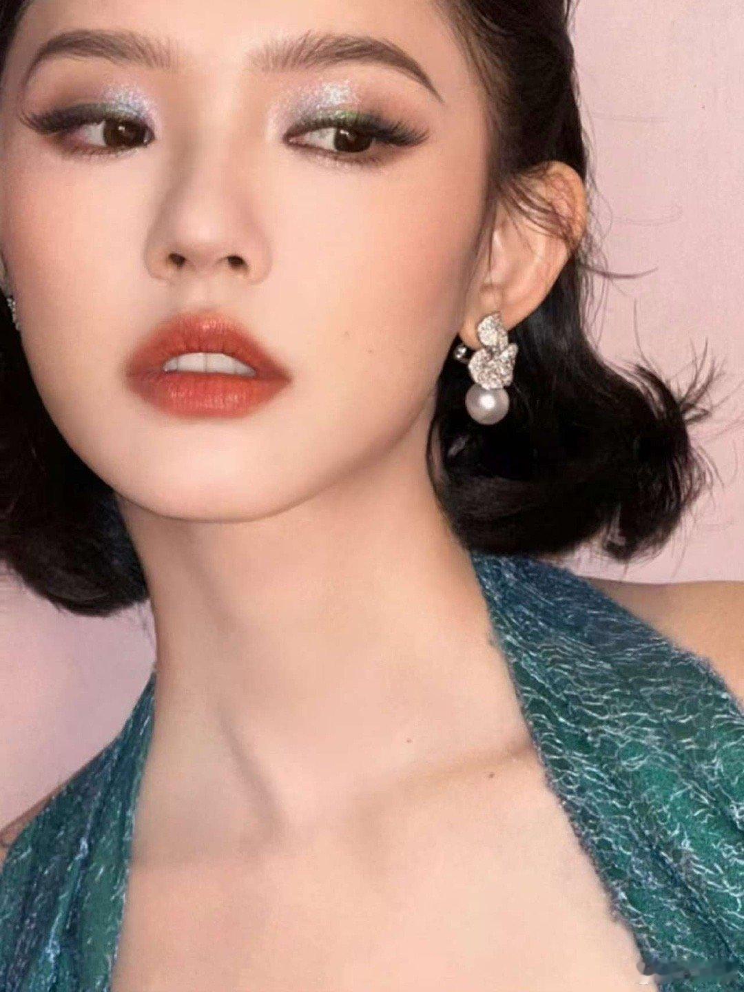 华天崎晒林允珠翠名伶妆华天崎给林允化的珠翠名伶妆华天崎给林允化的珠翠名伶妆，迷晕