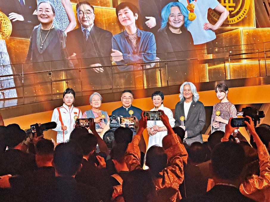 [太阳]中国首位国际安徒生奖插画家奖得主蔡皋与2016年作家奖得主曹文轩同台，曹