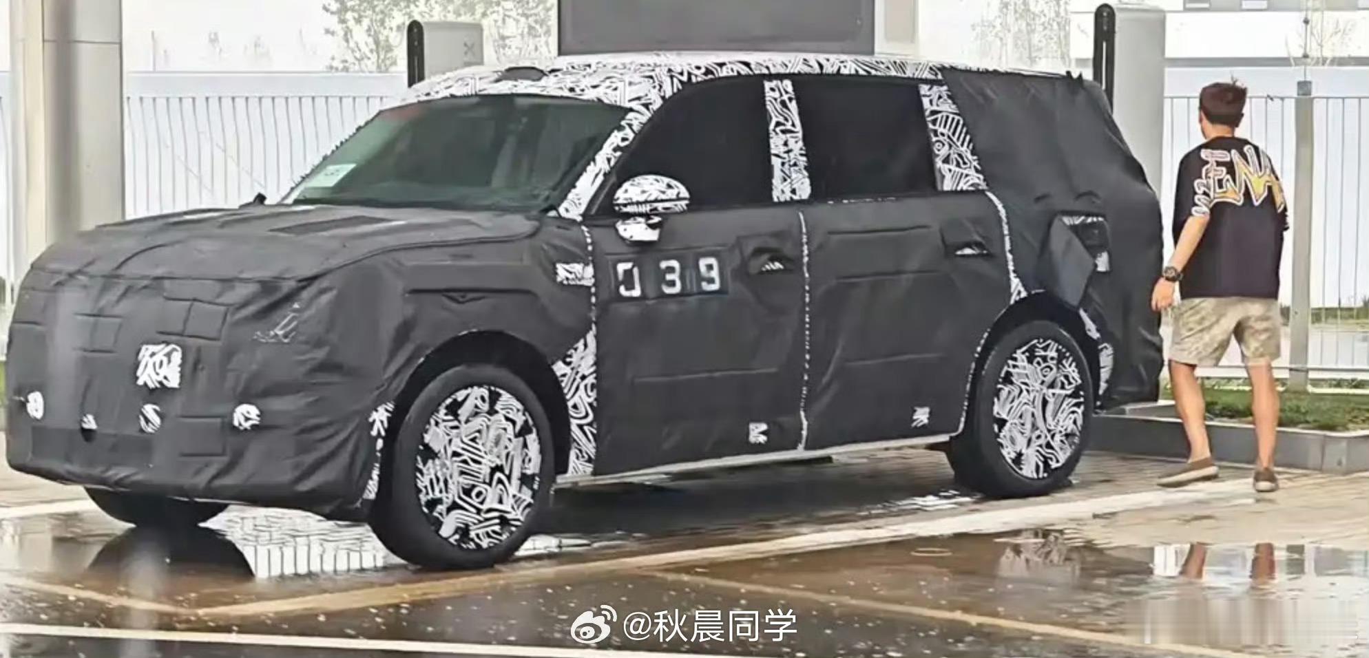 小米增程SUV，外观看着很大六座七座的，前边SU7跟YU7运动感很强，这次主打大