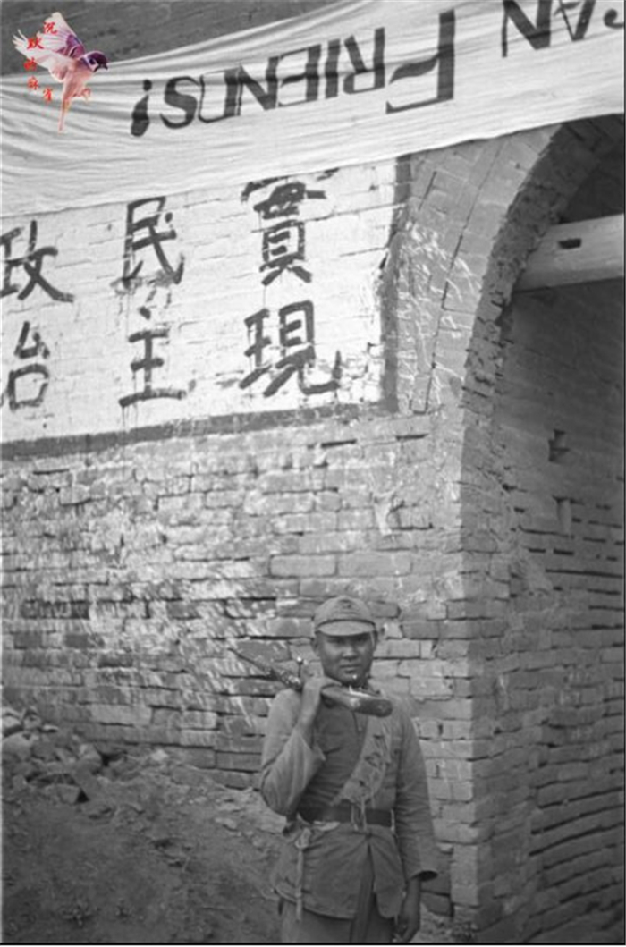 1937年，七七事变后不久，美国摄影师哈里森·福尔曼来到陕甘边区采访，受到当地军
