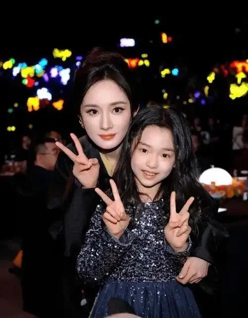 你知道吗？杨幂女儿小糯米已经12岁，长成亭亭玉立的少女了！身高直逼1米7，一双细