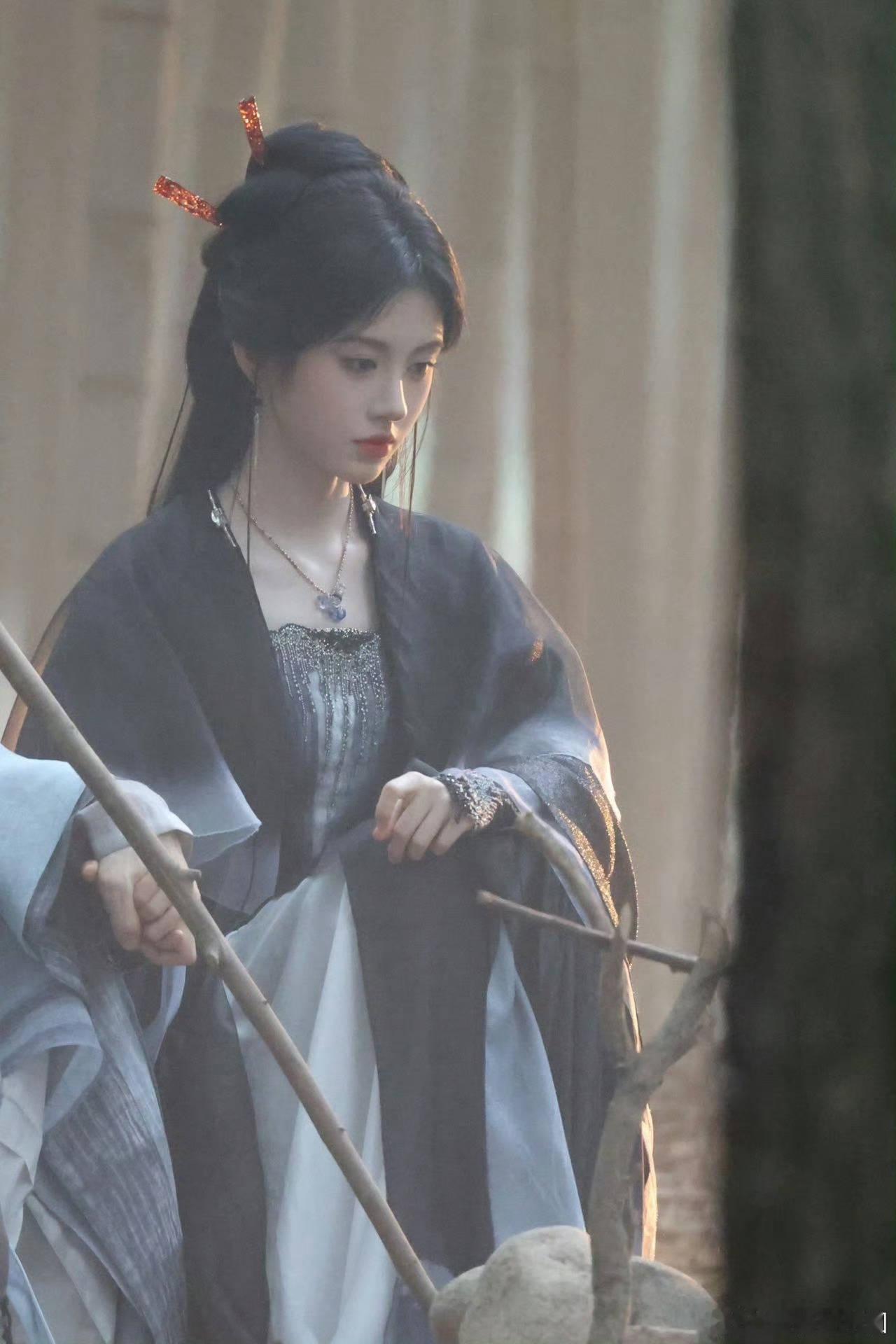 鞠婧祎《来战》这套黑衣路透太美了吧！冷艳美人，和前期的可爱差距好大[good][