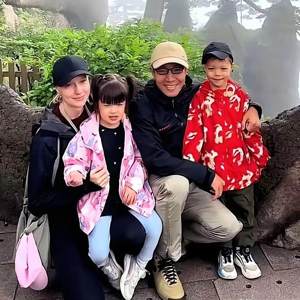 近日，有网友在黄山偶遇撒贝宁一家。令人意外的是，这对6岁多的混血龙凤胎并没有保姆