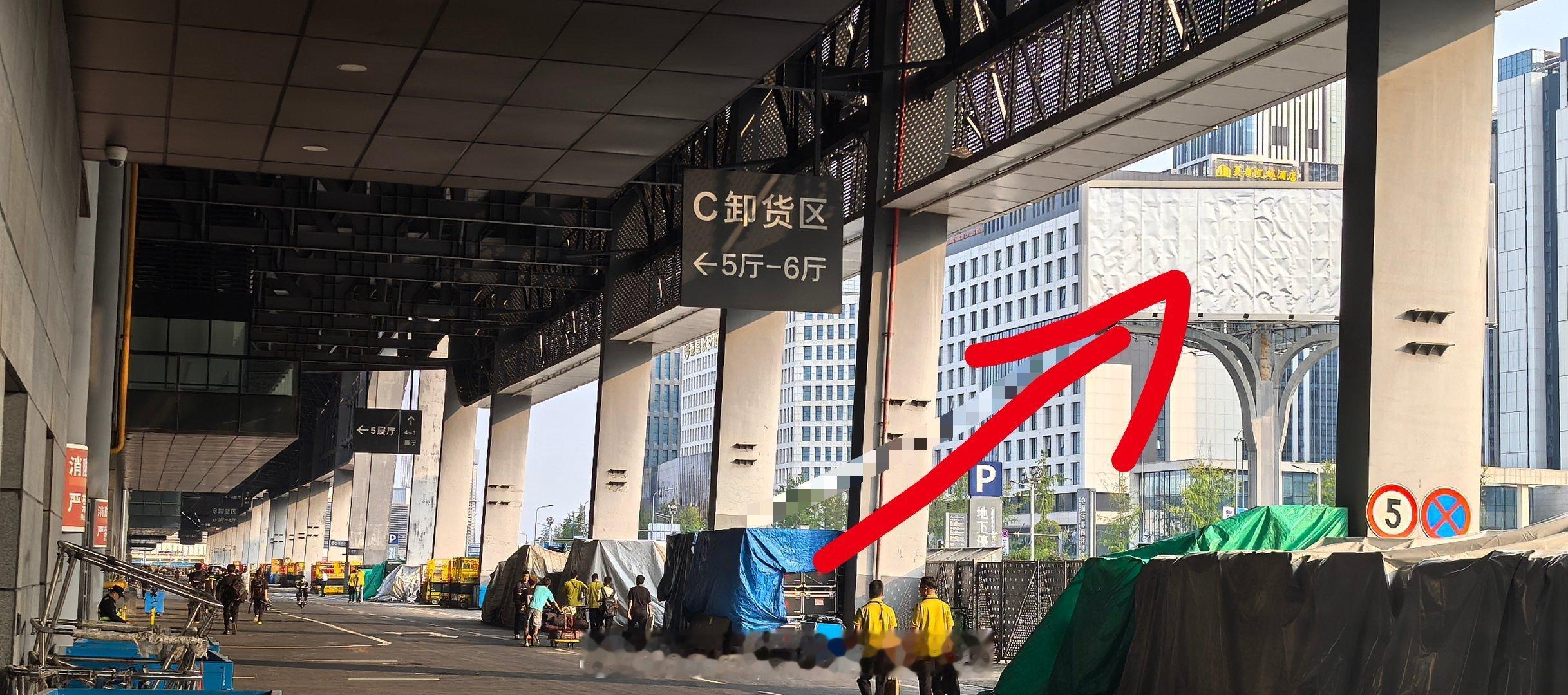 右上角这么大个广告牌，竟然是空的……#2024成都车展# ​​​
