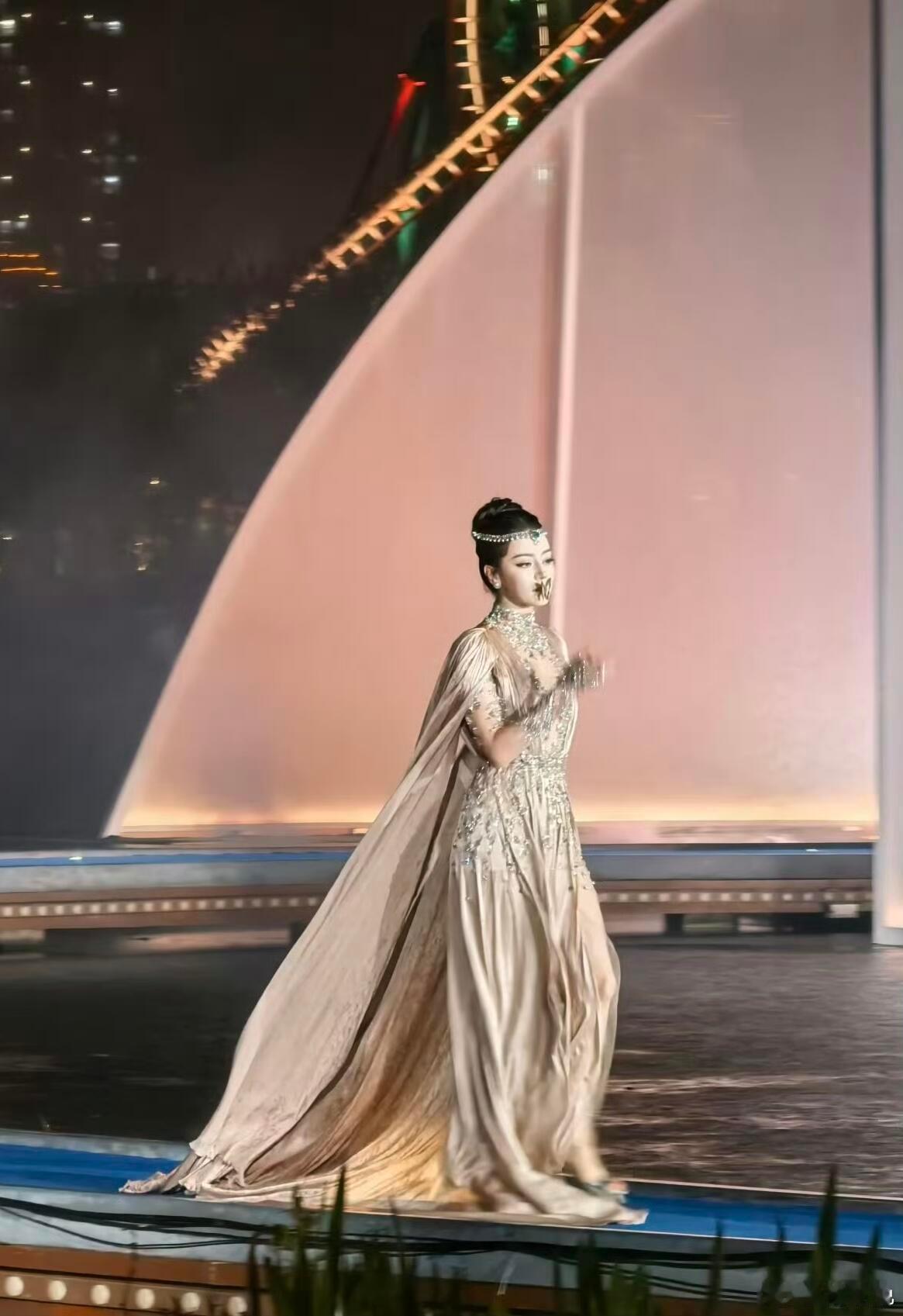 VOGUE红毯，迪丽热巴开毯 现场生图～状态如何？迪丽热巴满钻高定 ​​​