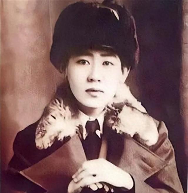川岛芳子是否真的美貌出众？抓捕她的军统特工亲述：全身是针孔，竟然如同老婆子相！