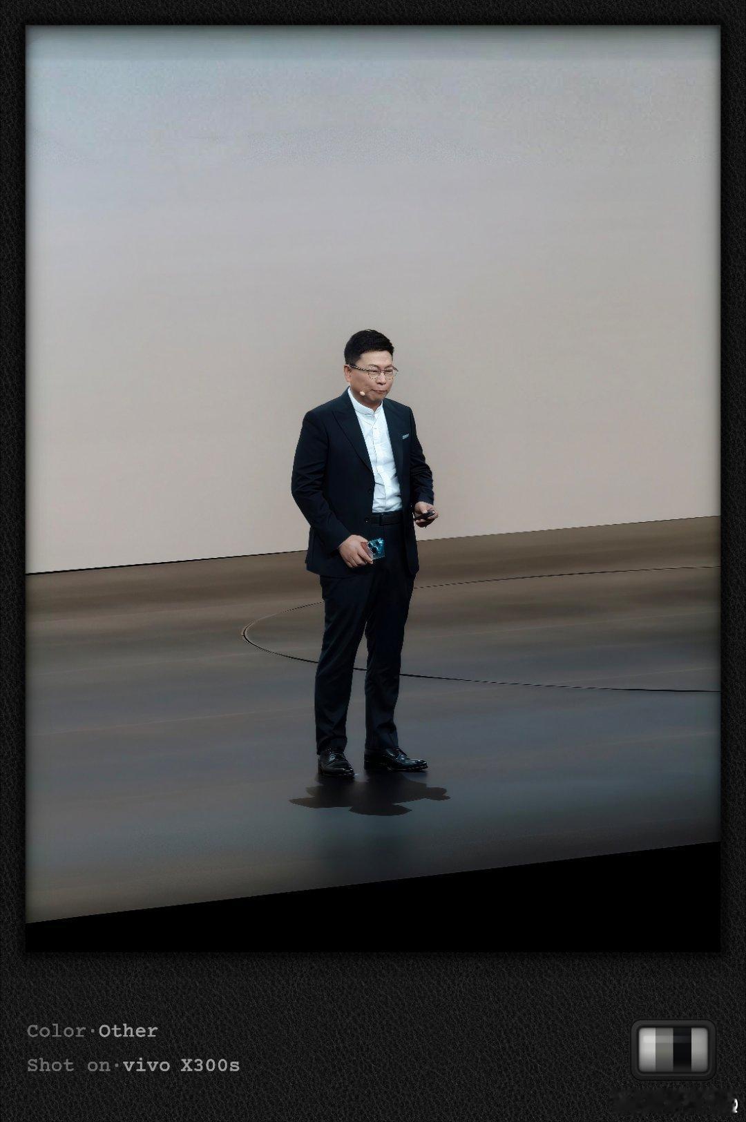 余承东带着自己喜爱的Pura来啦！Pura90一口气连发7种渐变色 Pura 9