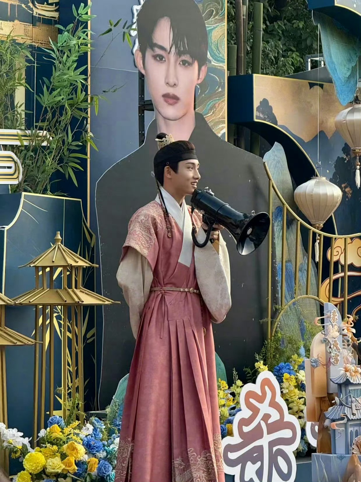 董思成杀青董思成古装造型也太绝了吧，一颦一笑都是古风美男本男从练习生到演员，每一
