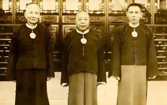 1916年，清末首富盛宣怀留下1300多万两白银的遗产，折合现在约100多亿元。