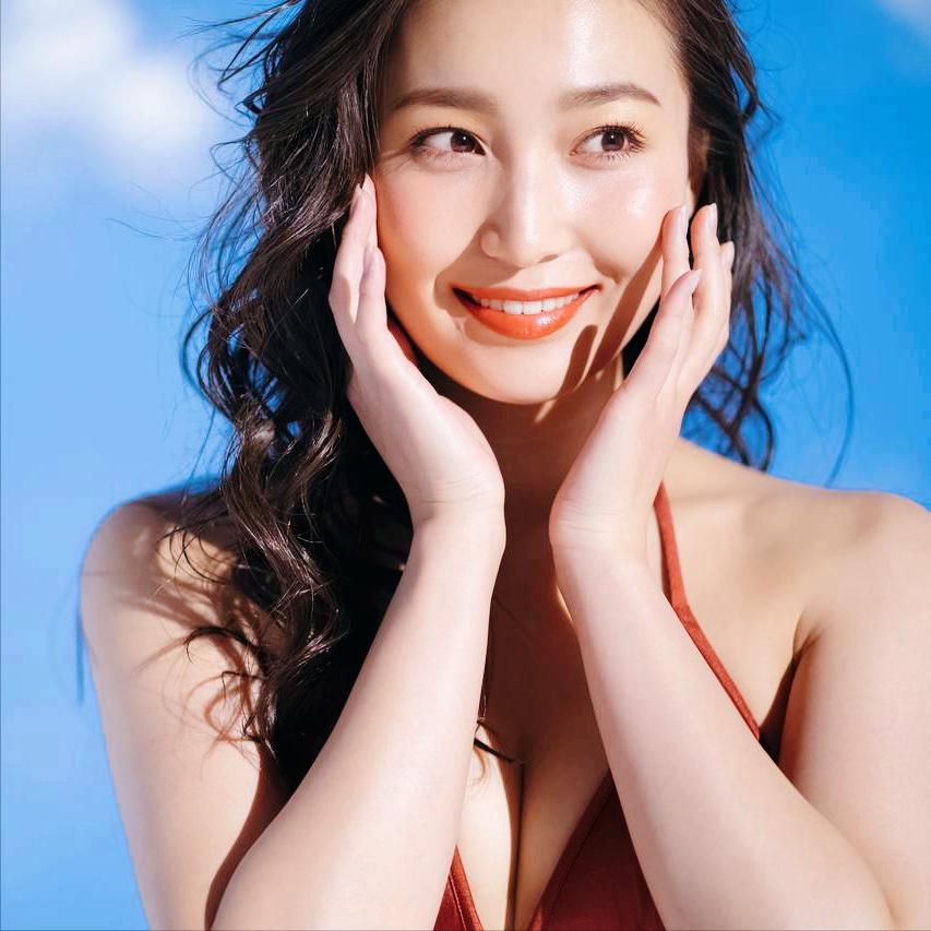 四川简阳法院门口，一对昔日情人当众对骂，场面那叫一个精彩。女的指着男的鼻子骂："